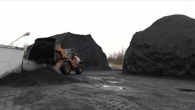 Rząd dopuszcza palenie w piecach zanieczyszczonym węglem. Ekolodzy alarmują: grozi nam powrót smogu