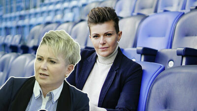 Marta Daniewska (to ta pani, co siedzi na trybunach) i Anna Ryfka (to ta, co sponsoruje piłkarki)