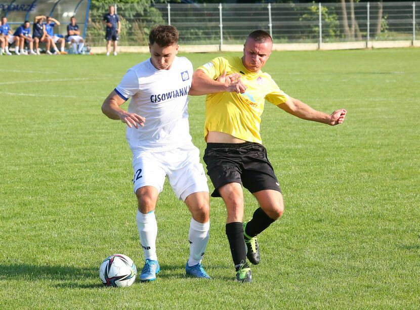 W poprzednim sezonie mecz KS Cisowianka Drzewce (białe stroje) z Orionem Niedrzwica również odbył się w pierwszej kolejce