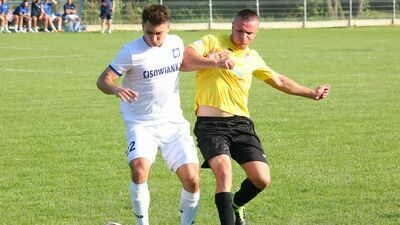 W poprzednim sezonie mecz KS Cisowianka Drzewce (białe stroje) z Orionem Niedrzwica również odbył się w pierwszej kolejce