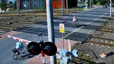 Lubelskie. Rowerzystka wjeżdża pod opuszczany szlaban. Przewraca się tuż przy torach