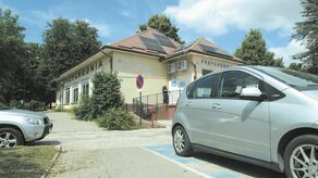 W poniedziałek kiedy byliśmy na miejscu znak pionowy był zdjęty, a dwa miejsca, które wcześniej były zarezerwowane dla osób niepełnosprawnych były zajęte przez inne samochody