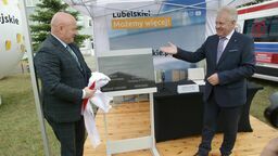 Wojewódzki Szpital Specjalistyczny przy al. Kraśnickiej w ubiegłym roku miał 24 mln zł straty. Rok wcześniej znacznie więcej, bo prawie 36 mln zł. Na zdjęciu marszałek Jarosław Stawiarski i dyrektor Piotr Matej podczas podpisania umowy na budowę nowego bloku w szpitalu