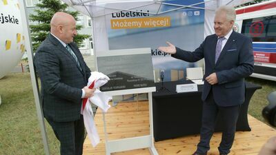 Wojewódzki Szpital Specjalistyczny przy al. Kraśnickiej w ubiegłym roku miał 24 mln zł straty. Rok wcześniej znacznie więcej, bo prawie 36 mln zł. Na zdjęciu marszałek Jarosław Stawiarski i dyrektor Piotr Matej podczas podpisania umowy na budowę nowego bloku w szpitalu