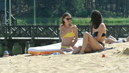 Sanepid bada jakość wody wyłącznie w urządzonych kąpieliskach, które zostały do niego zgłoszone. Dlatego w wielu popularnych miejscach wypoczynku nad wodą takich testów się nie przeprowadza. Miejmy to na uwadze wchodząc do wody