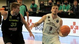 Mateusz Dziemba (z piłką) dobrze pamięta sezon 2020/2021, kiedy Start rywalizował w Koszykarskiej Lidze Mistrzów

