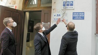 Konferencja prasowa posłów KO (Michał Szczerba, Dariusz Joński i Michał Krawczyk) pod siedzibą E&K w Lublinie