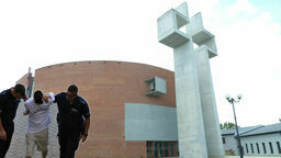 Jeden z zatrzymanych mężczyzn i parafia pw. Św. Wojciecha BM przy ul. Kaczeńcowej w Lublinie