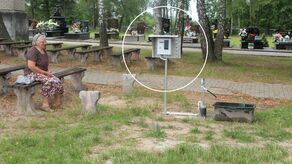 Elżbieta Dorosz, mieszkanka pobliskiego Zabłocia, jest zdziwiona wprowadzeniem opłat za wodę z wodociągu na cmentarzu parafialnym w Sworach