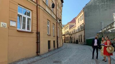 Miejsca do obsadzenia pnączami zaułków Starego Miasta wskazali Blanka Rdest-Dudak, dyrektorka Wydziału Zieleni i Gospodarki Komunalnej i Łukasz Bilik, nowy menadżer Śródmieścia. 