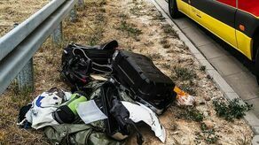 Wypadek motocyklisty na S19. Wjechał w pojazd służby drogowej