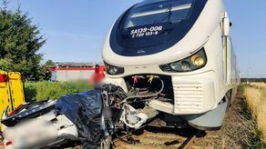 Potworny widok. Samochód wjechał wprost pod pociąg, trzy osoby zginęły