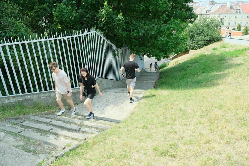 Po krzywych schodach od ul. Podwale można dotrzeć na szczyt zamkowego wzgórza, gdzie trzeba zeskoczyć z murku