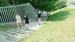 Po krzywych schodach od ul. Podwale można dotrzeć na szczyt zamkowego wzgórza, gdzie trzeba zeskoczyć z murku