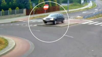 Na rondzie prosto. Jest nagranie z parkowania na wysepce