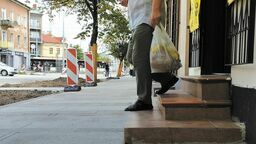 Miasto nie zdecydowało się na ułatwienie dostępu do sklepów i punktów usługowych wzdłuż ul. 1 Maja. Wciąż będzie się do nich wchodzić po schodkach