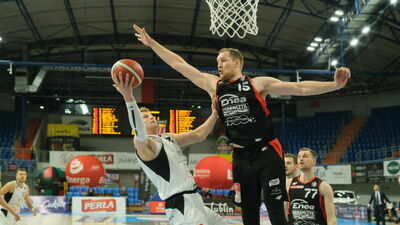 Klavs Cavars (w czarnym stroju) napsuł sporo krwi zawodnikom Polskiego Cukru Pszczółka Start Lublin