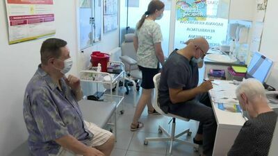 Wzrasta zainteresowanie szczepieniami przeciwko COVID-19. Czwarta dawka dla osób powyżej 60. roku życia