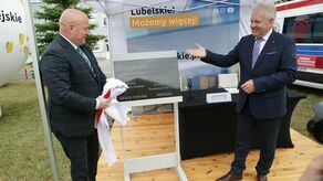 Szpital zamówił kamienną tablicę pamiątkową, na której wyryto nazwiska i marszałka województwa, i dyrektora szpitala