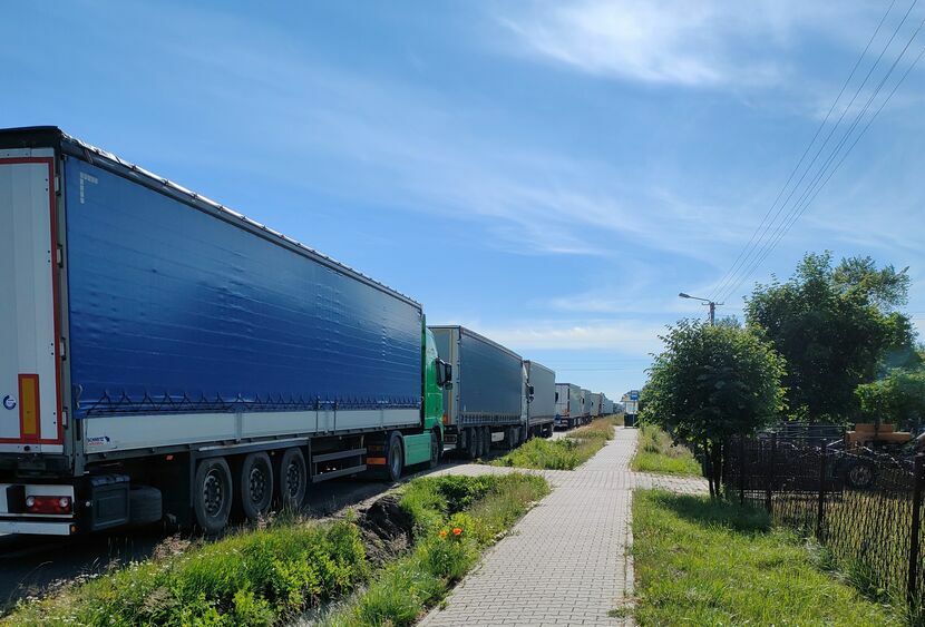 Kolejki ciężarówek utrudniają życie mieszkańcom gminy Zalesie
