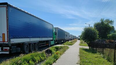 Kolejki ciężarówek utrudniają życie mieszkańcom gminy Zalesie