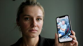 Reporterka Dorota Grabowska, która przygotowywała materiał dla TVP1, pokazuje odzyskany telefon z nagraniem z doktorem A.