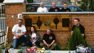 Pamiątkowe zdjęcie przy lapidarium: „Wschód” i „Michalec 1864”
