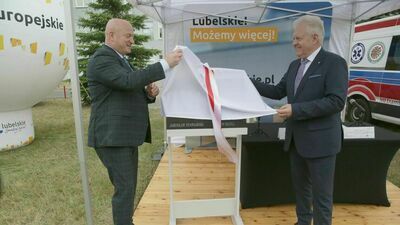 Marszałek Jarosław Stawiarki oraz dyrektor Piotr Matej z tablicą, której nie widać jeszcze, ale zaraz będzie ją widać