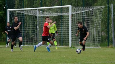 Znicz Siennica Różana (czarne stroje) już cieszy się z utrzymania w lidze okręgowej. Czy w piątek tak samo będzie mógł robić Orzeł Srebrzyszcze?

