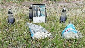 Lublin: Znicze i kwiaty przy ul. Filaretów. Jest też fotografia młodej kobiety