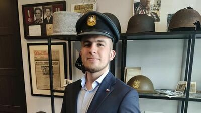 Karol Paprocki w czapce polskiego pilota z czasów II wojny światowej