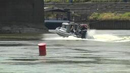 Próbował przepłynąć Wisłę. W ostatniej chwili pomogli mu policjanci