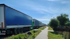 Kolejki ciężarówek przy krajowej „dwójce” w gminie Zalesie
