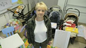 Z czasem Polacy mieli coraz mniej pieniędzy żeby wspierać Ukraińców. I chociaż potrzeby nadal są duże to zapadła decyzja, by magazyn z darami zamknąć. Na zdjęciu jedna z wolontariuszek - Hanna Moldcowa 