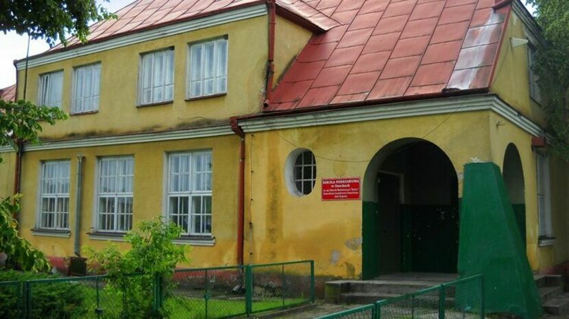 Budynek dawnej szkoły w Osuchach od lat nie był użytkowany i popadał w ruinę. Zgodę na przekazanie go powiatowi radni gminy Łukowa wyrazili uchwałą z grudnia 2020 roku. Dopiero teraz znalazły się pieniądze na jego adaptację i rozbudowę.