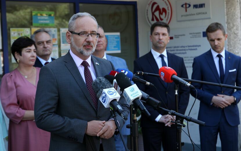 Minister Adam Niedzielski podziękował personelowi puławskiego szpitala, przypominając o tym, że na początku pandemii znaleźli się oni na "pierwszej linii frontu"