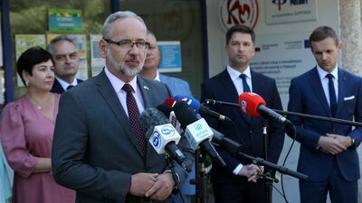 Minister Adam Niedzielski podziękował personelowi puławskiego szpitala, przypominając o tym, że na początku pandemii znaleźli się oni na "pierwszej linii frontu"