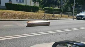 Trumna znajdowała się na ulicy Piaskowej w Puławach