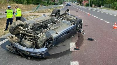Godzina 5.10 i groźne dachowanie BMW. W samochodzie dwóch pijanych