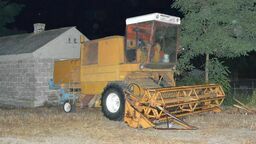 Wypadek przy żniwach. Kombajn wciągnął rękę rolnika