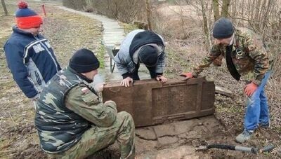 Rok 2021. Krzysztof Sokołowski (pierwszy z prawej), Marek Stępniak, Edwin Rozwałka i Emil Sokołowski z odnalezioną macewą 