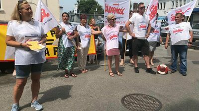 Protest pracowników DPS w Zamościu. Żądają godnej płacy za swoją pracę [zdjęcia]