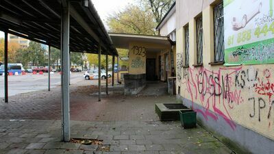 Dworcowy plac ze starą poczekalnią i pustostanem dawnego kasyna wojskowego to obecnie jedna z najbardziej zaniedbanych części Puław
