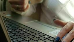 35 tys. zł poszło w... Oszust straszył oszukaną policją