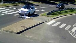 Rowerzystka nagle wjeżdża na pasy. Najpierw potrącenie, potem uderzyła twarzą w chodnik