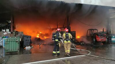 Pożar hali magazynowej w Lublinie. Płonęły lakiery, farby, oleje i paliwo