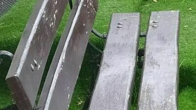 Na kradzionym siedzi się lepiej. Gdzie podziały się ławki i kwiaty sprzed apteki?