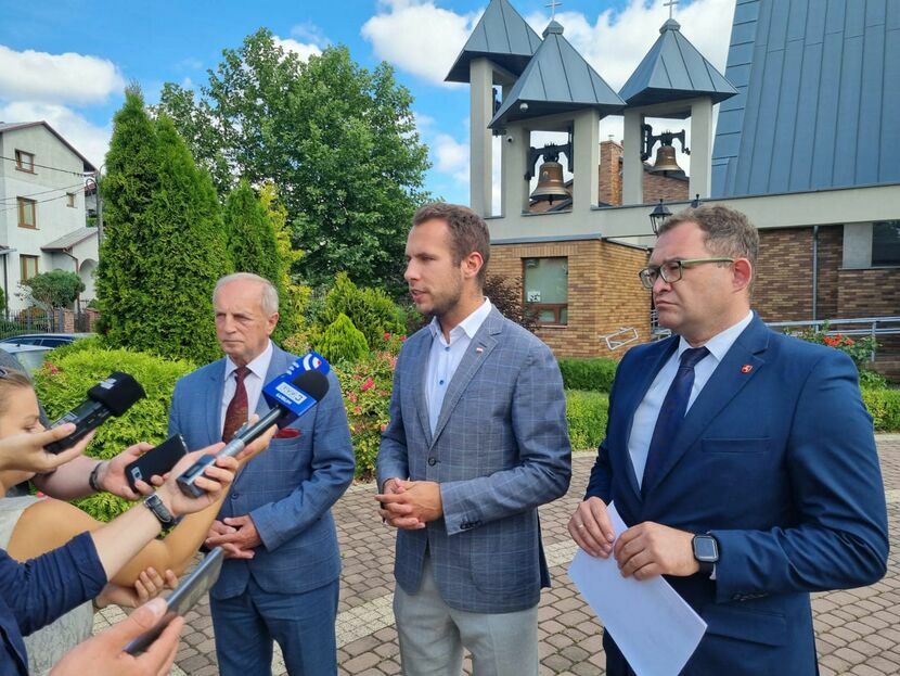 Politycy - Bolesław Gzik, Jan Kanthak, Bartłomiej Bałaban - mówili o zbiórce podpisów na konferencji prasowej
