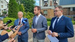 Politycy - Bolesław Gzik, Jan Kanthak, Bartłomiej Bałaban - mówili o zbiórce podpisów na konferencji prasowej