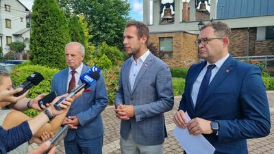Politycy - Bolesław Gzik, Jan Kanthak, Bartłomiej Bałaban - mówili o zbiórce podpisów na konferencji prasowej